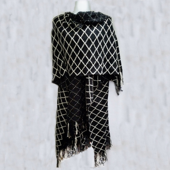 Accessories - NEW - Ruana Wrap Black & White Cape Knit Shawl Fringe